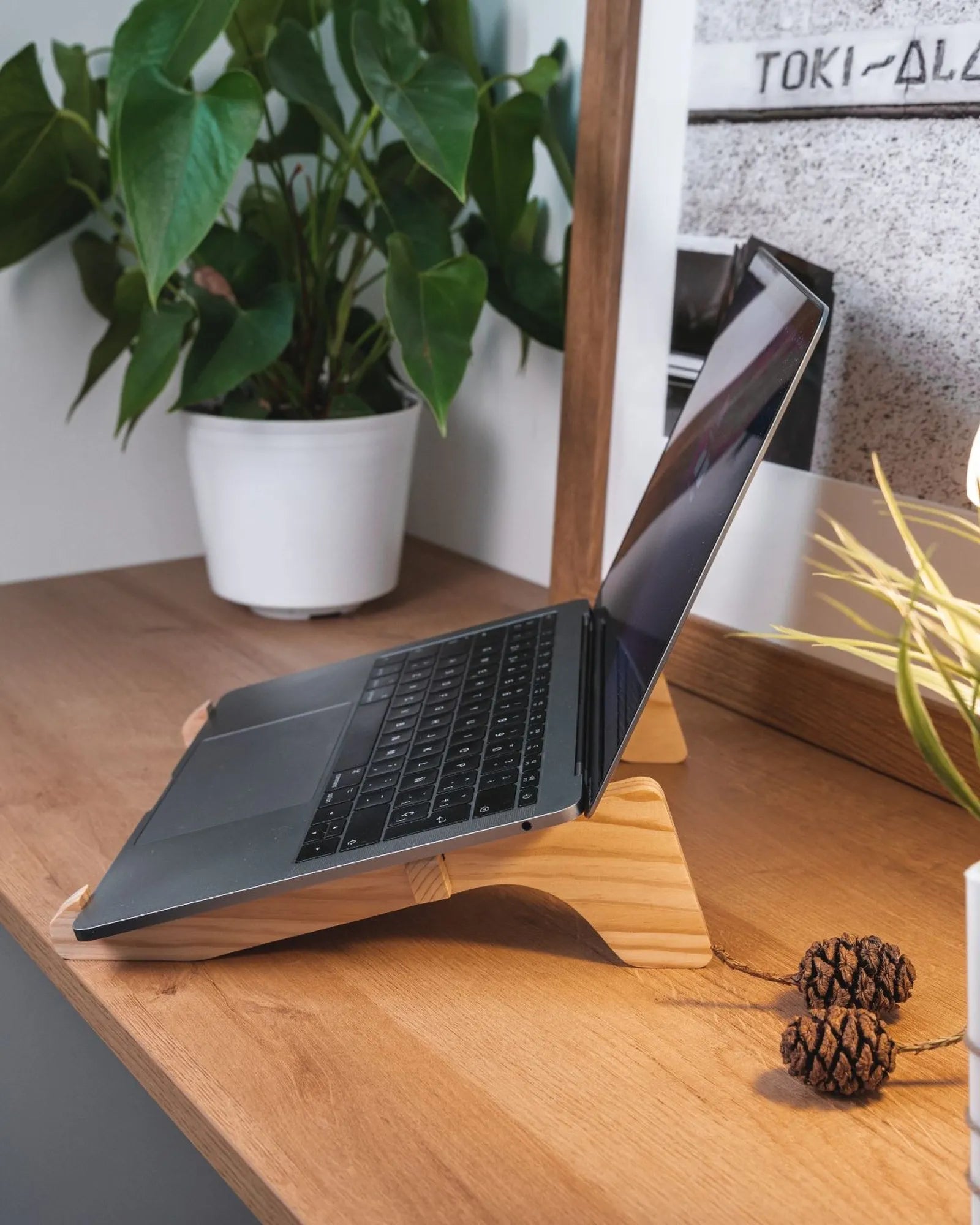 Custom recycled pallet wood laptop stand Ekomodo Altxa