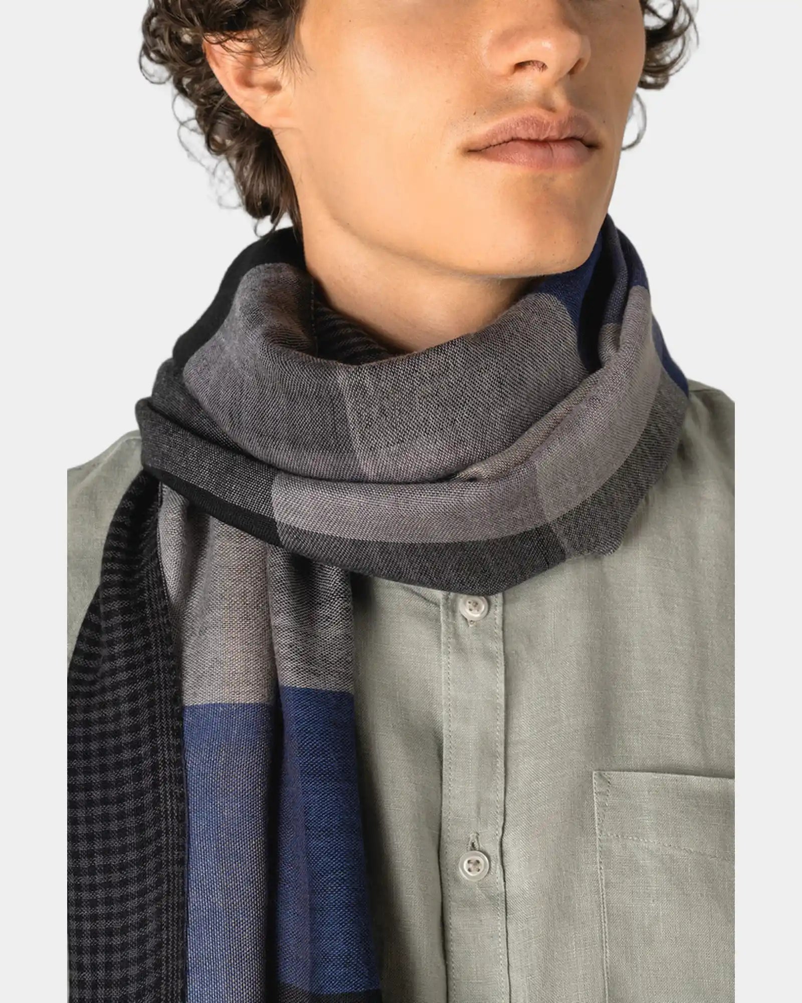 Custom reversible viscose scarf with fringe detail - 2