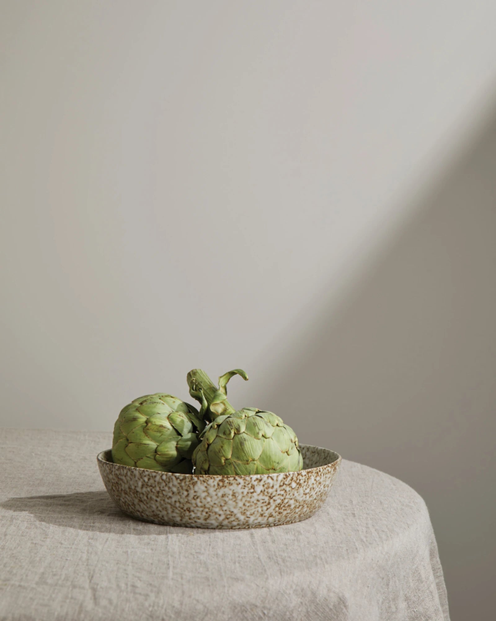 Custom durable stoneware serving bowl Vinga Nuvem - 3